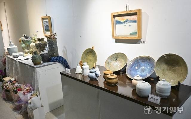 아트린 뮤지엄 무료전시관에 전시된 도마산도예 회원전 작품. 홍기웅기자