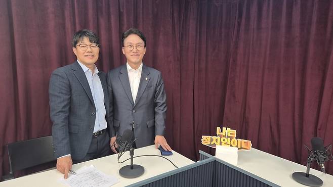 MBN 유튜브 '나는 정치인이다' 서정표 앵커(왼쪽)와 김민석 더불어민주당 수석최고위원 (사진 = MBN)