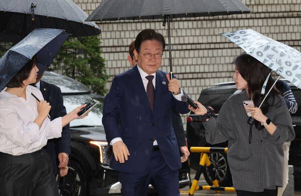 ▲이재명 더불어민주당 대선 경선 후보가 지난 22일 서울 서초구 서울중앙지법에서 열린 대장동 배임·성남FC 뇌물 1심 속행 공판에 출석하고 있다. ⓒ연합뉴스