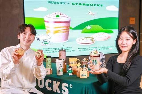 스타벅스 코리아 역시 미국 만화 피너츠의 대표 캐릭터인 스누피와 협업한 음료와 상품을 출시했다. [사진 = 스타벅스 코리아 제공]