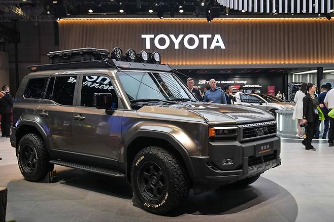 지난 23일 중국 상하이에서 열린 상하이 모터쇼에서 도요타의 랜드 크루저가 전시돼 있다. <AFP 연합뉴스>