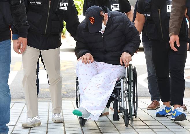 사실혼 관계에 있는 여성을 살해한 혐의로 구속영장이 청구된 A씨가 24일 구속 전 피의자 심문(영장실질심사)을 받기 위해 인천지법에 출석하고 있다. <연합뉴스>