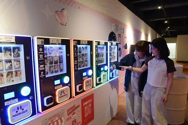 셀프 포토 업체 ‘인생네컷’에서 운영하는 정품 K-POP 아이돌 공식 포토카드 브랜드 ‘포카아이(POCAI)’.[사진제공=롯데백화점 부산본점]