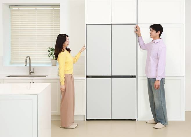 삼성전자가 ‘푸드 쇼케이스’ 도어를 적용한 ‘비스포크 AI 하이브리드 키친핏 맥스’ 냉장고를 선보였다. 삼성전자