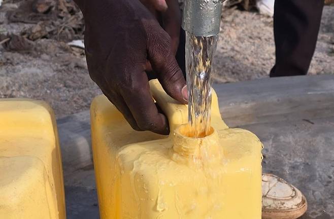 아프리카 우물공사가 성공해 물이 나오고 있다. [사진출처 = 남보라 인스타그램]