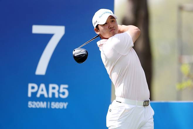 김현욱이 티샷한 공을 바라보고 있다.  KPGA