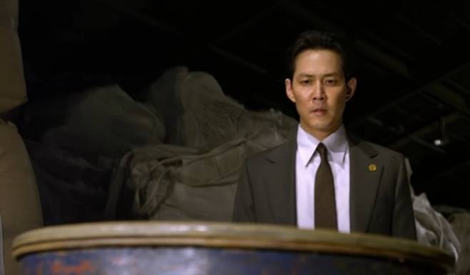 영화 신세계에서 조직폭력배 세계로 잠입한 경찰 이자성(이정재 분)이 신분이 탄로 난 동료 이신우(송지효 분)가 드럼통 안에 들어있는 모습을 바라보고 있다. [사진 = 사나이픽처스]