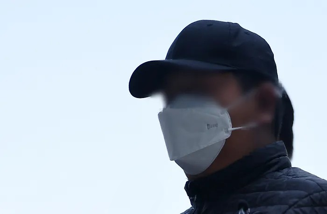 마트에서 흉기 난동을 부려 사망자와 부상자를 낸 A씨가 24일 구속 전 피의자 심문(영장실질심사)을 위해 서울 도봉구 서울북부지법으로 출석하고 있다. [사진 = 연합뉴스]