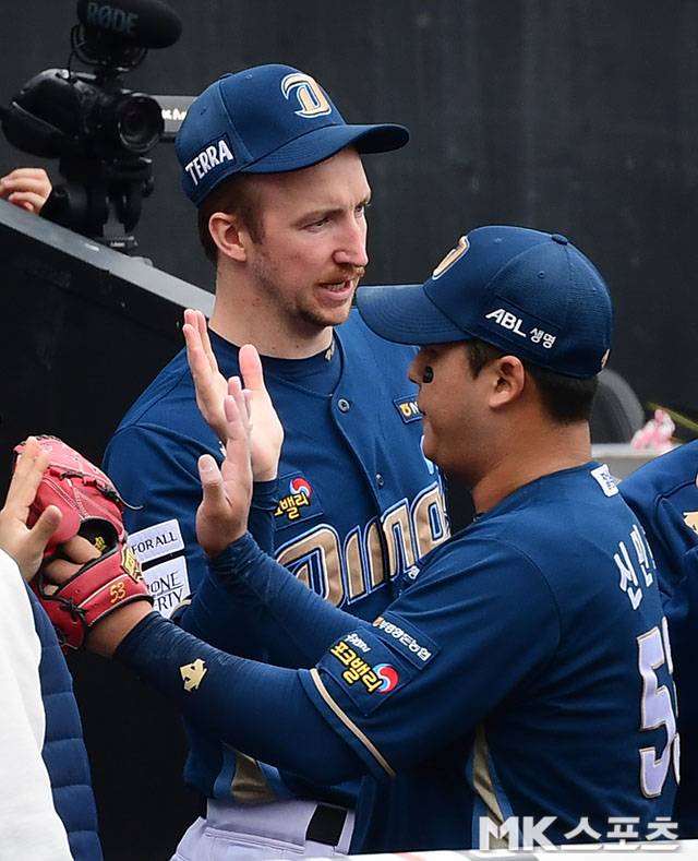 페디와의 친분을 유지하고 있는 신민혁. 사진=김영구 기자