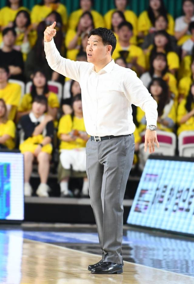 조상현 LG 감독은 승리 후 “현대모비스와 만나면 항상 긴장되고 또 재밌는 게임을 하는 것 같다. 지난 5, 6라운드와 이번 1차전까지 항상 접전이었다”라며 “현대모비스의 공격력을 64점으로 묶은 것에 만족스럽다. 경기 감각이 떨어졌으나 수비의 힘으로 극복했다. 리바운드, 실책, 트랜지션에서 우위를 점했기에 승리할 수 있었다”고 이야기했다. 사진=KBL 제공