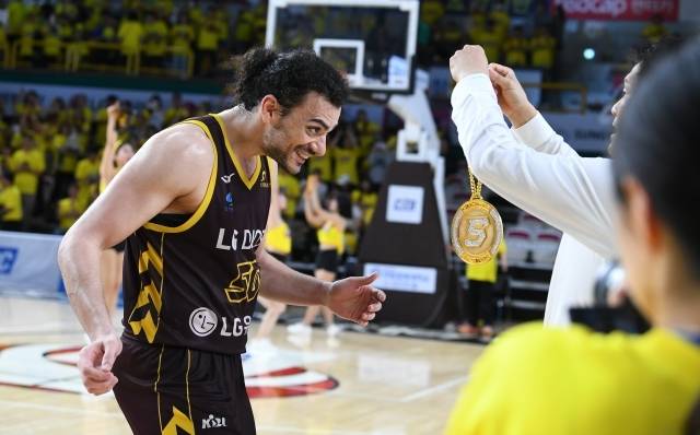 마레이는 자신과 함께 수훈 선수로 선정된 정인덕에게 극찬을 이어갔다. 그는 “KBL에서 정말 가치 높은 선수 중 한 명이다. 열심히 수비하는 선수이기도 하다. MVP급으로 잘하고 있다. 지난 시즌보다 더 성장했다. 정말 칭찬하고 싶다”며 “정규리그 때는 종종 가장 훌륭한 활약을 할 정도로 항상 좋은 경기를 하고 있다. 지금 연봉보다 3배는 더 받아야 할 선수라고 생각한다”고 밝혔다. 사진=KBL 제공