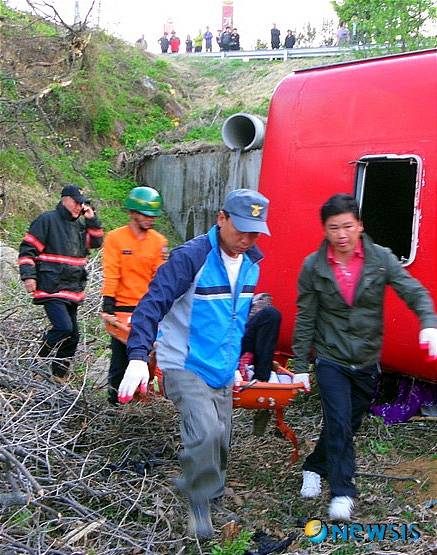 2011년 4월24일 오후 5시40분경 경북 성주군 수륜면 신파리 지방도에서 대전 모 산악회 회원 등 43명이 탄 관광버스가 가드레일을 들이받고 커브길 옹벽 8m 아래로 추락 전복되는 사고가 발생했다. /사진=뉴시스 (성주소방서 제공)