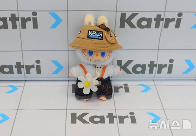 중국 온라인 플랫폼에서 판매되는 어린이 완구에서 유해물질이 다량 검출돼 주의가 요구된다. 기준치 278배 넘는 프탈레이트계 가소제(DEHP)가 검출된 키링 인형/사진=뉴시스(서울시 제공)