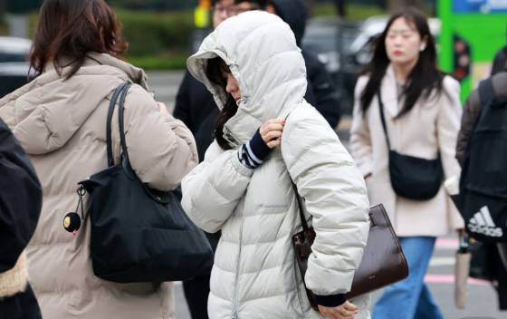 사월에 패딩을 입는다. 이는 얼마나 낯설고 두려운 장면인가. 지구가 울부짖고 있다. 365일을 매일 생각하여 바꿀 방법을 고민해도 모자라다./사진=뉴스1