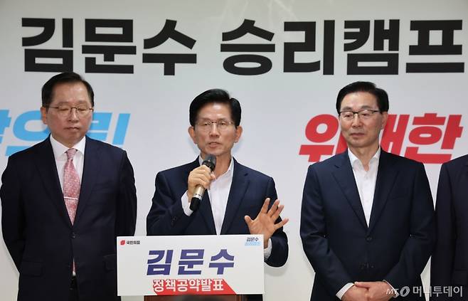 [서울=뉴시스] 권창회 기자 = 김문수 제21대 대통령 선거 국민의힘 경선 후보가 24일 오전 서울 여의도 선거사무실에서 열린 공직자 부패 방지 공약 발표 기자회견에서 발언하고 있다. 2025.04.24. kch0523@newsis.com /사진=권창회