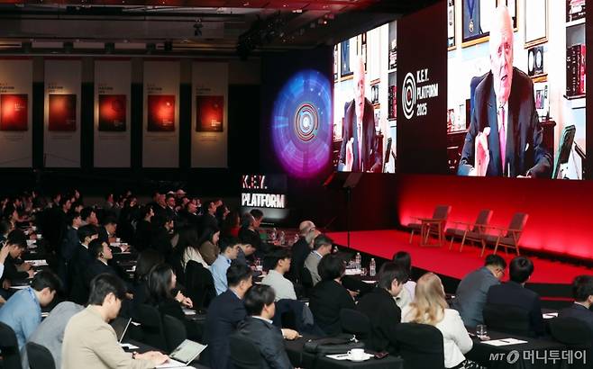 에드윈 퓰너 헤리티지재단 설립자가 24일 영등포구 콘래드 서울 호텔에서 머니투데이 주최로 진행된 '2025 키플랫폼' 총회에서 영상을 통해 축사를 하고 있다. /사진=이기범 기자 leekb@