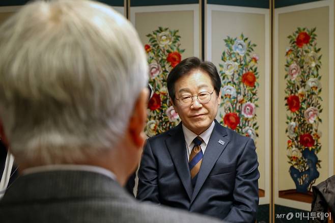 [서울=뉴시스] 조성우 기자 = 이재명 더불어민주당 대표가 30일 경남 양산시 평산마을에서 문재인 전 대통령을 예방해 대화를 나누고 있다. (사진=더불어민주당 제공) 2025.01.30. photo@newsis.com *재판매 및 DB 금지 /사진=