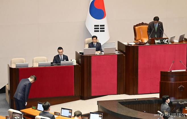 한덕수 대통령 권한대행 겸 국무총리가 24일 서울 여의도 국회에서 추가경정예산안 제출과 관련한 시정 연설을 마치고 퇴장하며 우원식 국회의장에게 인사하고 있다. (공동취재) 2025.4.24/사진=뉴스1 /사진=(서울=뉴스1) 이재명 기자