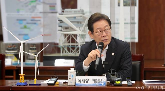 [김제=뉴시스] 김얼 기자 = 이재명 제21대 대통령 선거 더불어민주당 경선 후보가 24일 전북 김제시 새만금33센터에서 열린 전북 미래에너지 현장 간담회에 참석해 인사말을 하고 있다.(전북사진기자단 공동 취재) 2025.04.24. pmkeul@newsis.com /사진=김얼