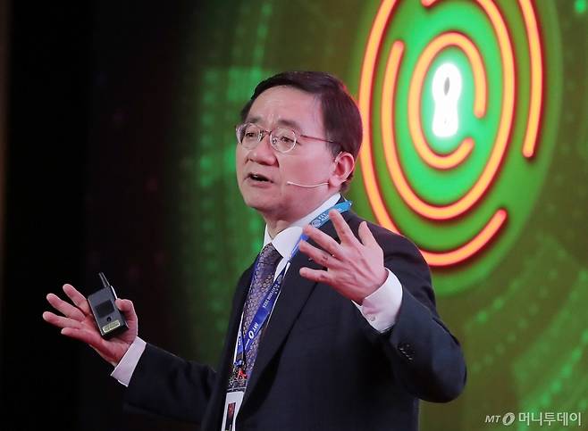 이식 한국과학기술정보연구원 원장이 24일 영등포구 콘래드 서울 호텔에서 머니투데이 주최로 진행된 '2025 키플랫폼' 특별세션에서 'AI-HPC 기반 과학기술의 미래'에 대해 기조강연을 하고 있다. /사진=김창현 기자 chmt@