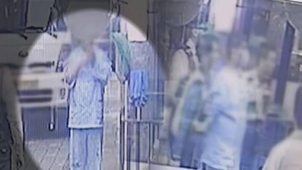 미아역 인근 마트에서 흉기를 휘둘러 1명을 숨지게 한 30대 남성이 경찰 앞에서 태연히 담배를 피우기까지 했다. 사진은 미아역 칼부림 후 담배를 피우는 남성(왼쪽)과 경찰에 체포되는 과정. /사진=JTBC '사건반장' 캡처