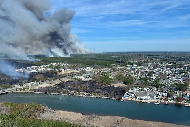 미국 뉴저지주에서 발생한 산불로 산림 수천에이커가 타고 인근 주민 3000명 대피하는 소동이 발생했다. 사진은 지난 23일(현지시각) 미국 뉴저지주에서 발생한 산불 현장 풍경./사진=로이터