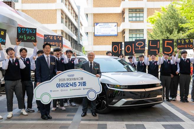 현대차그룹이 서울시 특성화고 5곳에 실습용 전기차를 기증했다./사진=현대차