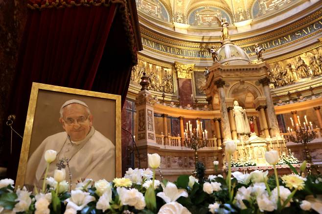 선종한 프란치스코 교황이 전 재산 약 100달러(약 14만원)만 남기고 떠났다는 주장이 제기됐다. 사진은 지난 23일(현지시각) 헝가리 부다페스트 성 이슈트반 대성당에 프란치스코 교황 초상화가 전시된 모습. /사진=로이터