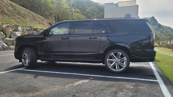 캐딜락 '더 뉴 에스컬레이드 ESV'의 차체는 6m에 육박한다. /사진=김창성 기자