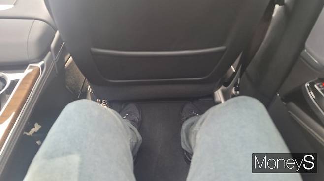 캐딜락 '더 뉴 에스컬레이드'의 2열은 공간이 넉넉하다. /사진=김창성 기자