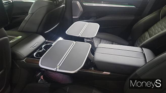 캐딜락 '더 뉴 에스컬레이드' 2열에는 접이식 테이블이 설치됐다. /사진=김창성 기자
