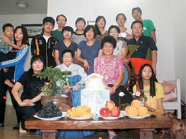 한복을 곱게 입으신 어머니의 80세 생신 잔치에 강화도 콘도에 가족들이 모여 함께 축하했다.