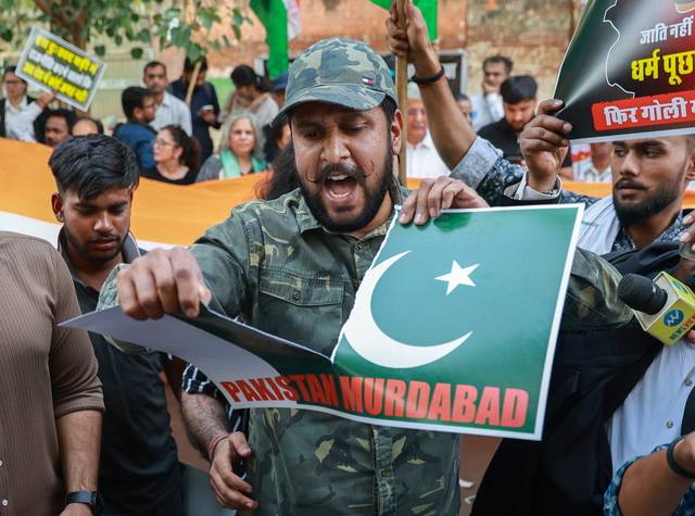 성난 인도 23일 인도 뉴델리에서 열린 카슈미르 총기 난사 테러사건 항의시위에서 군복을 착용한 한 인도 시민이 파키스탄 국기가 그려진 종이를 찢고 있다. 전날 파키스탄 테러단체가 벌인 테러로 최소 28명이 사망했다.  EPA 연합뉴스