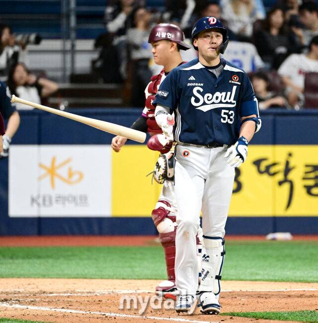 두산 양석환이 9회초 투구에 맞은 뒤 배트를 던지며 1루로 걸어가고 있다 / 고척 = 유진형 기자 zolong@mydaily.co.kr
