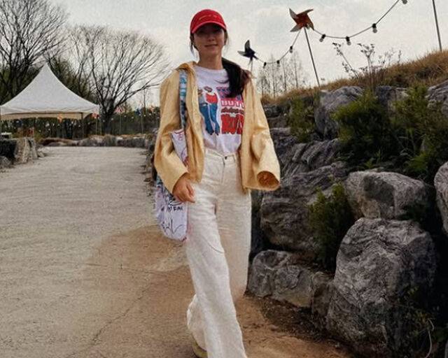 박한별은 환한 미소를 지으며 제주도 길거리를 걸어가고 있다. / 박한별 소셜미디어 캡처