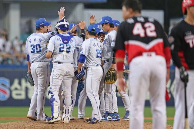 대승을 거둔 삼성 라이온즈 선수단./삼성 라이온즈