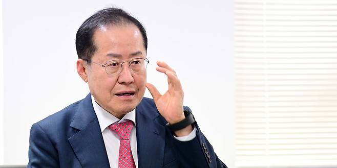 국민의힘 대통령 후보 경선에 나선 홍준표 전 대구시장이 22일 오후 서울 여의도 대선캠프 사무실에서 헤럴드경제와 인터뷰를 하고 있다. 이상섭 기자