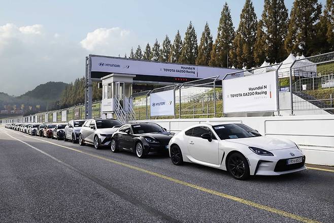 도열해 있는 일본산 차량들 [연합]