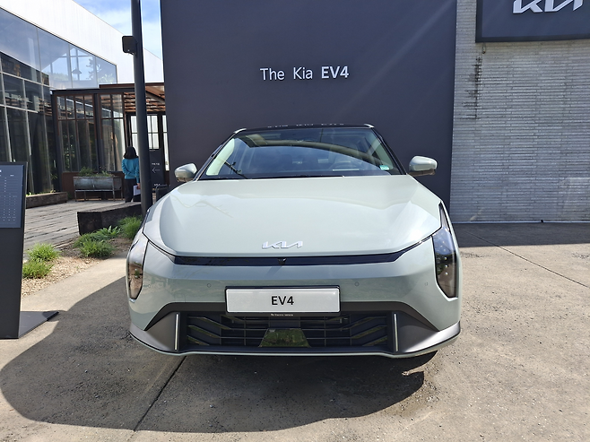 기아 EV4 전면부 [김성우 기자]