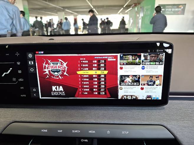 기아 EV4 센터디스플레이를 활용해 기아타이거즈의 전날 경기 하이라이트를 시청하고 있다. [김성우 기자]