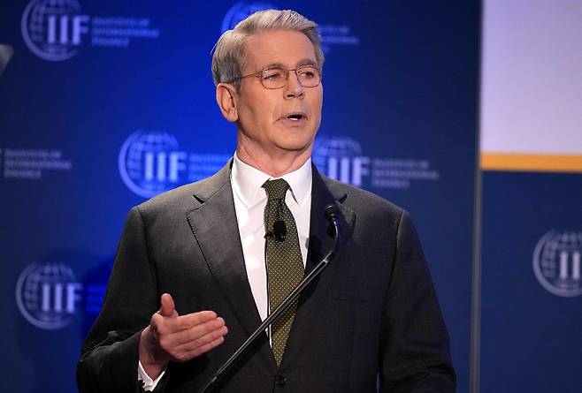 스콧 베선트 미국 재무부 장관이 23일(현지시간) 워싱턴 DC에서 열린 국제금융연구소(IIF) 주최 연설 및 대담 행사에서 연설하고 있다. [AFP]