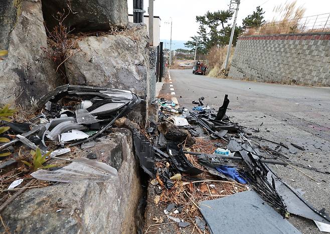 지난달 6일 울산시 울주군 서생면 진하리 한 도로에서 택시가 주택 담벼락을 들이받아 택시기사와 승객 등 4명이 숨지고 다른 승객 1명이 크게 다쳤다. 이날 사고 현장에 택시 잔해가 널려 있다. [연합]