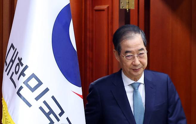한덕수 대통령 권한대행 국무총리가 24일 정부서울청사에서 국정현안관계장관회의에 입장하고 있다. 2025.4.24 [대통령실통신사진기자단]