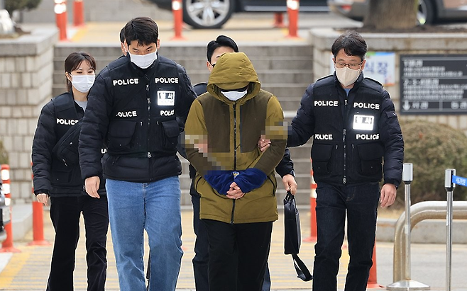 지난해 12월 아내를 살해한 혐의로 체포된 대형 로펌 미국 변호사 A씨가 서울중앙지방법원에서 열린 구속 전 피의자 심문에 출석하고 있다. [연합]