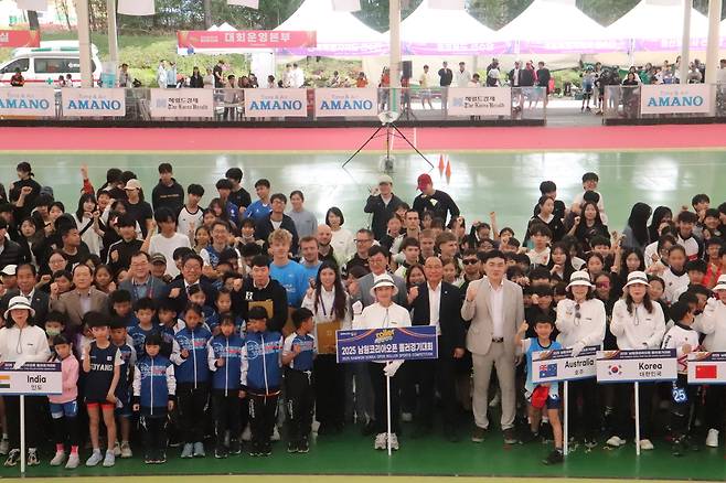 2025 남원코리아오픈 개회식이 열린 가운데 김경석 대한롤러스포츠연맹 회장, 최진영 헤럴드미디어그룹 대표 등 내빈과 각국 선수단이 개회 기념 단체촬영을 하고 있다. 이 대회에는 13개국 1300여명의 선수들이 출전, 역대 최고의 참가 규모를 기록했다.  [대한롤러스포츠연맹 제공]