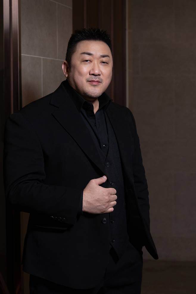 한국영화에서 마동석처럼 배우 자체가 하나의 캐릭터로 인식되는 케이스가 또 있을까. 마동석이 제작자이자 주연으로 참여한 영화 ‘거룩한 밤:데몬헌터스’가 30일 개봉을 앞두고 있다. 롯데엔터테인먼트 제공