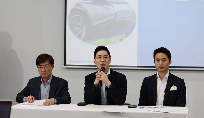 김석환 한세예스24홀딩스 부회장이 23일 대구 달성군 한세모빌리티 본사에서 열린 기업설명회에서 답변하고 있다. 왼쪽은 성낙곤 한세모빌리티 각자대표, 오른쪽은 김익환 한세모빌리티 각자대표(한세실업 부회장). [한세모빌리티 제공]