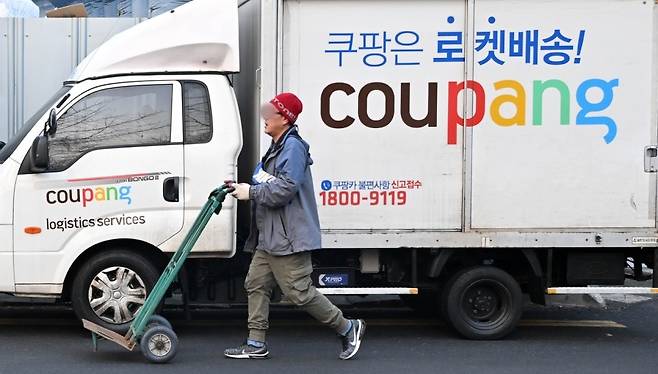 서울 시내 쿠팡 물류센터에서 한 직원이 배송준비를 하고 있다.  임세준 기자