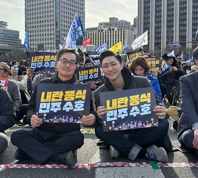 김동연 더불어민주당 대선 경선후보와 김종대 유쾌한캠프 청년·외신대변인. [유쾌한캠프 제공]