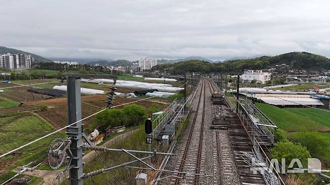 [옥천=뉴시스] 연종영 기자 = 2015년 6월 용도폐기된 이후 10년째 방치돼있는 충북 옥천군 옥천읍 대천리∼삼청리 구간 폐철도. 총길이는 4.58㎞, 폭은 6~10m다. 국가철도공단은 이 철도를 철거하는 사업에 착수했는데, 착수 시기는 늦어지고 활용 방안도 세우지 못했다. 2025.04.24. jyy@newsis.com